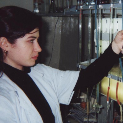 Магистрант Даша Цюра на испытаниях вакуумных деаэраторов и декарбонизаторов Ульяновской ТЭЦ-3. 1999 