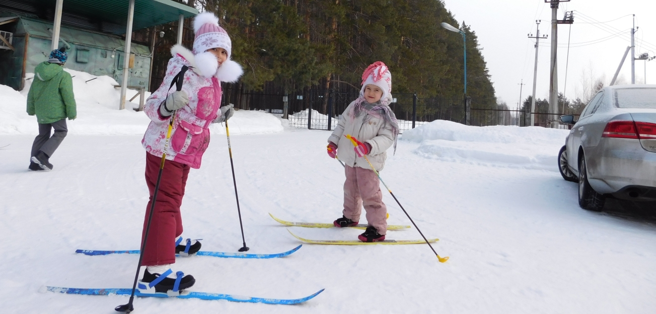 На лыжах. Амина Замалеева и Зарина Феткуллова